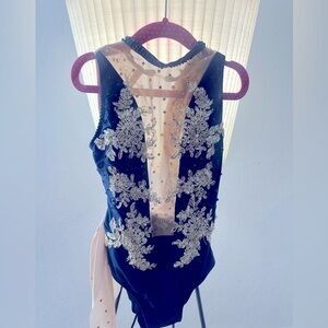 Gorgeous “KING” Contemporary Dance Costume. Size 8/9 Youth WITH Headpiece!